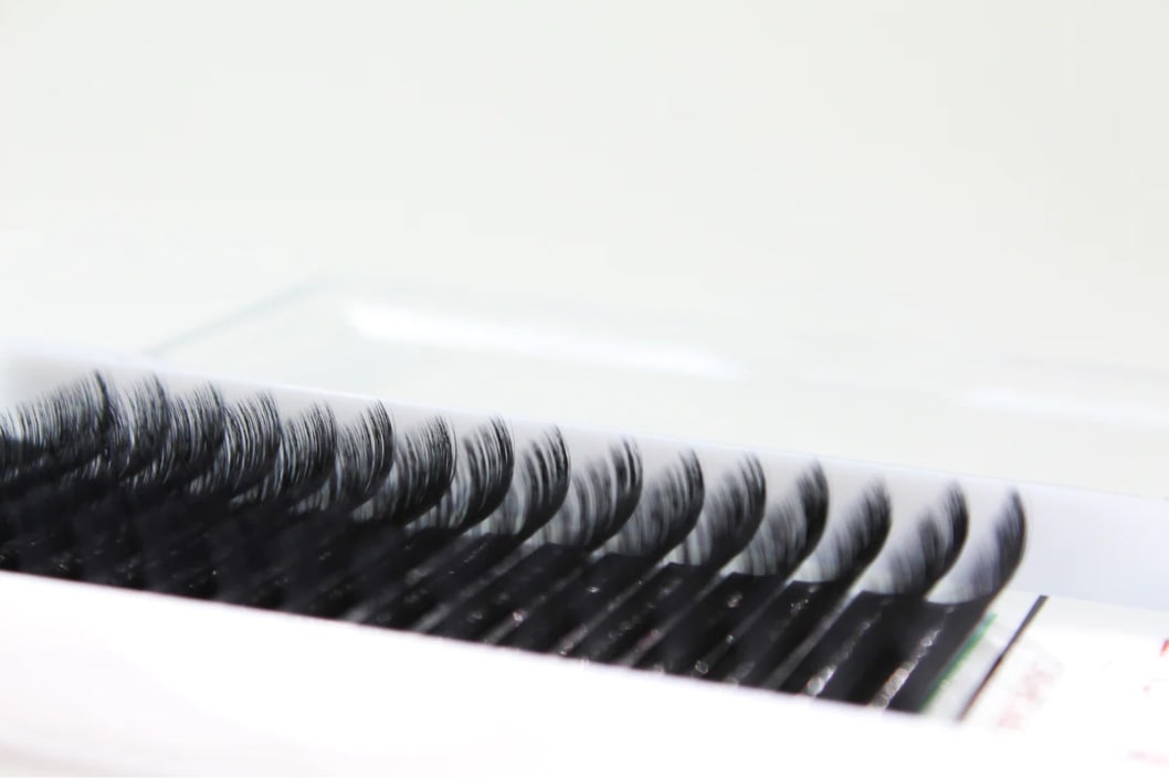 the-benefits-of-buying-eyelash-extension-trays-wholesale-4