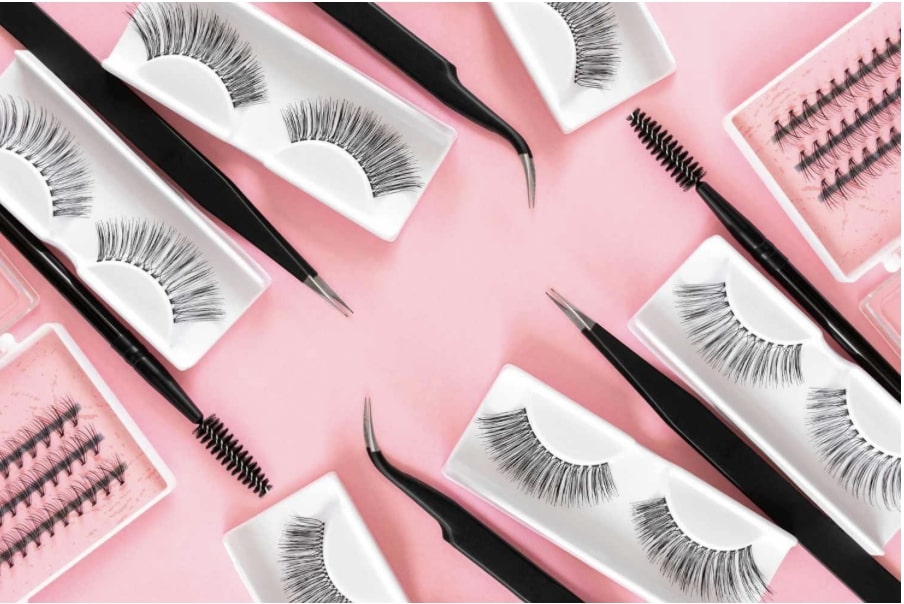 A Pro’s Guide On How To Apply Strip Lashes Underneath
