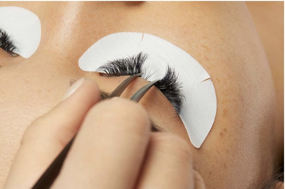 a-pros-guide-on-how-to-apply-strip-lashes-underneath-4