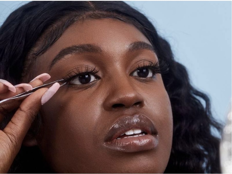 a-pros-guide-on-how-to-apply-strip-lashes-underneath-5